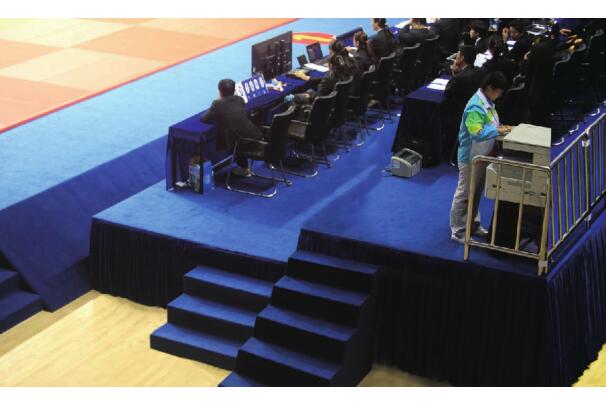 体操仲裁台(图1)