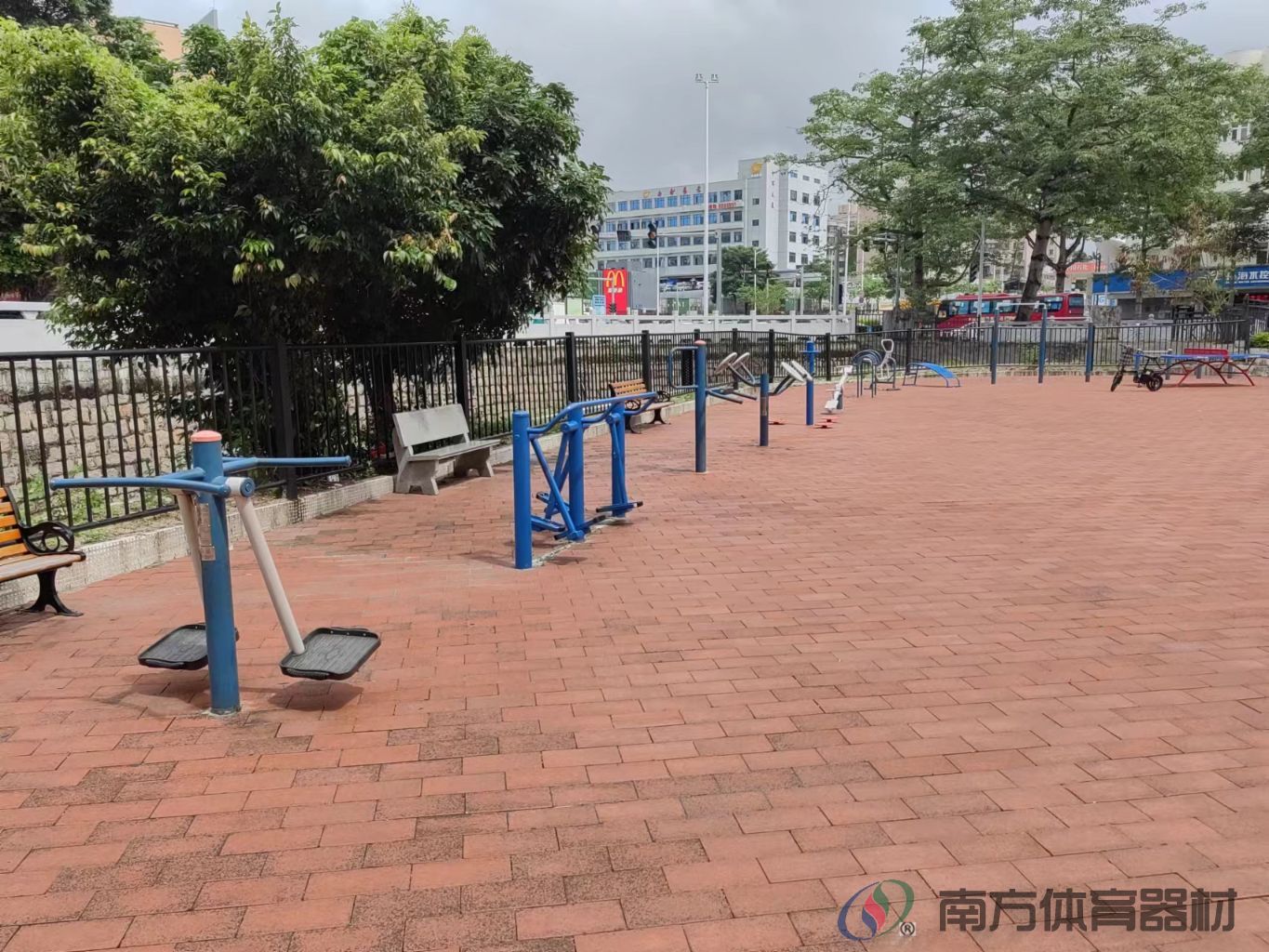 南油花园健身广场(图1)