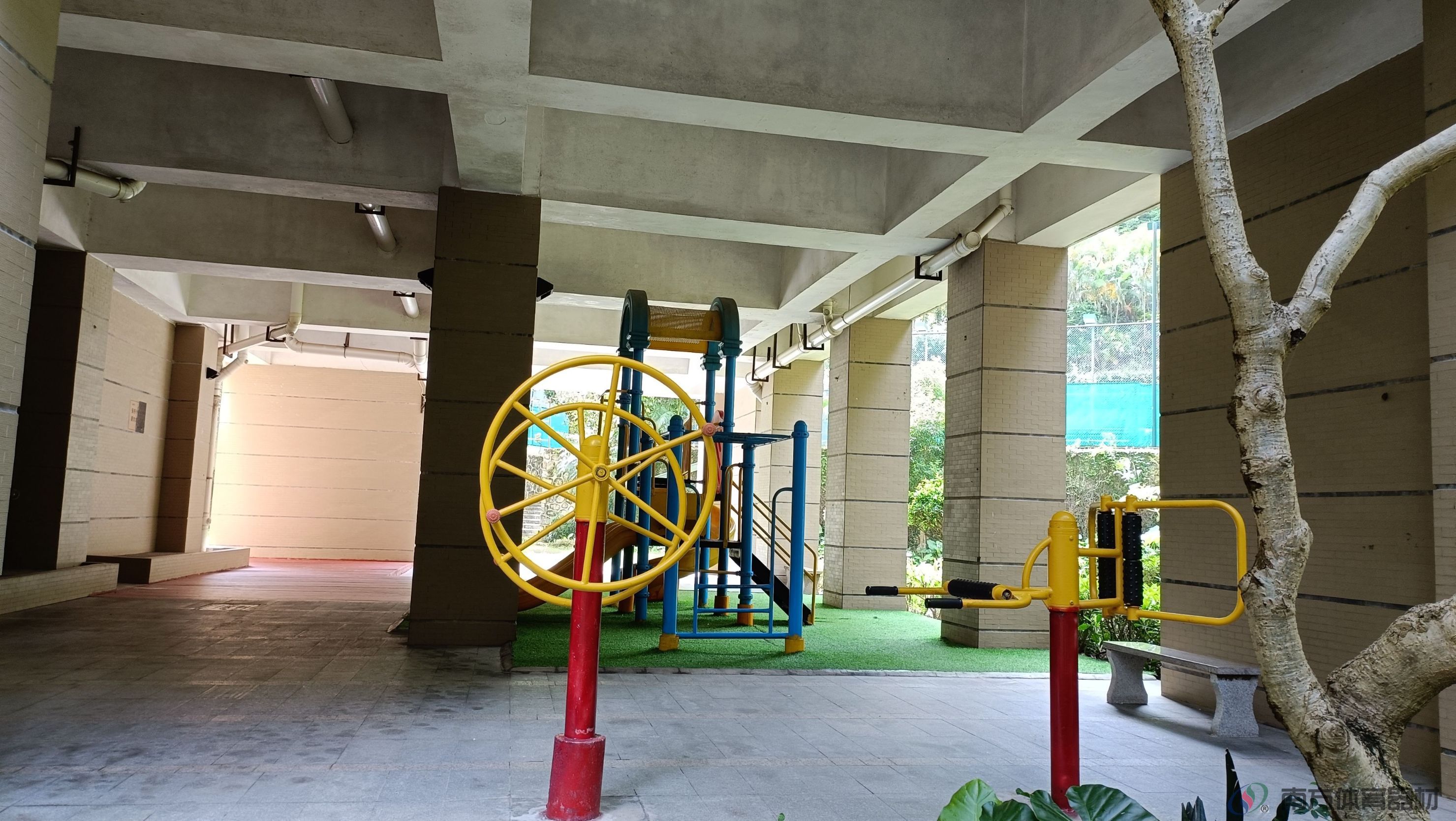 御龙山庄1栋3单元楼下架空层(图1)