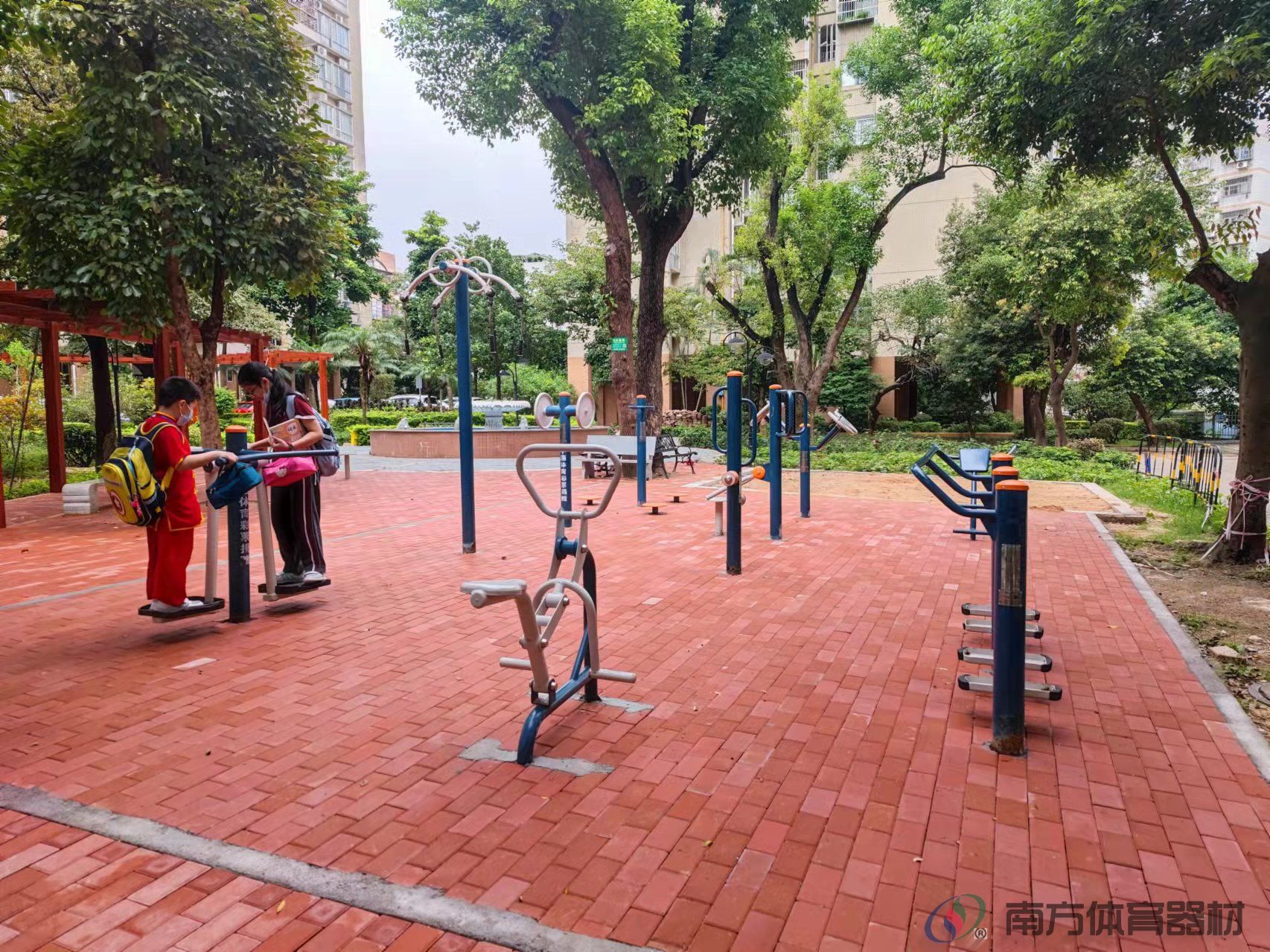 朗晴居中心花坛(图1)